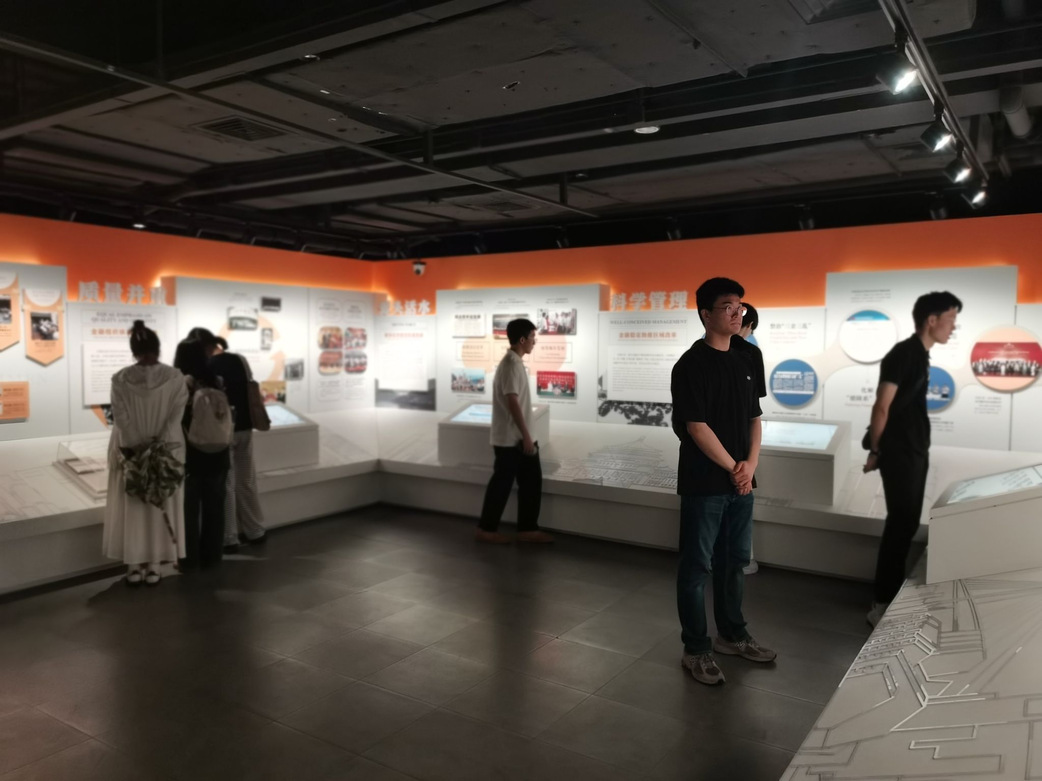 参观01.jpg