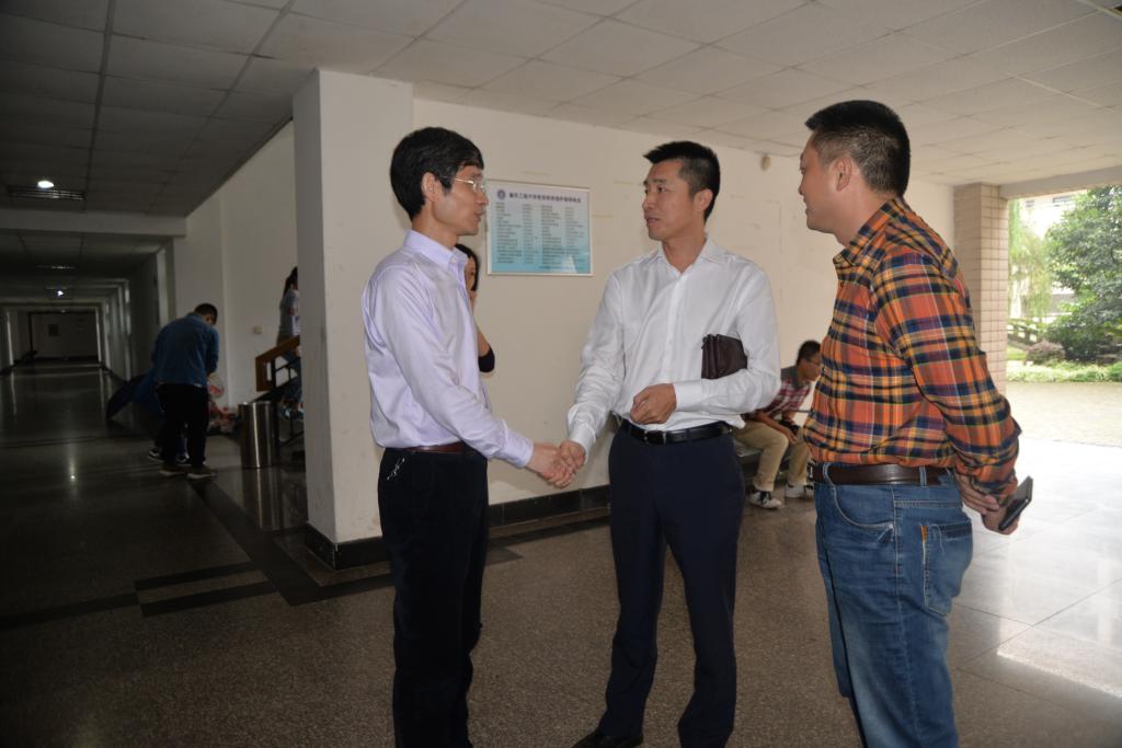 孙校长和中国银河证券重庆分公司总经理魏庆孔交谈